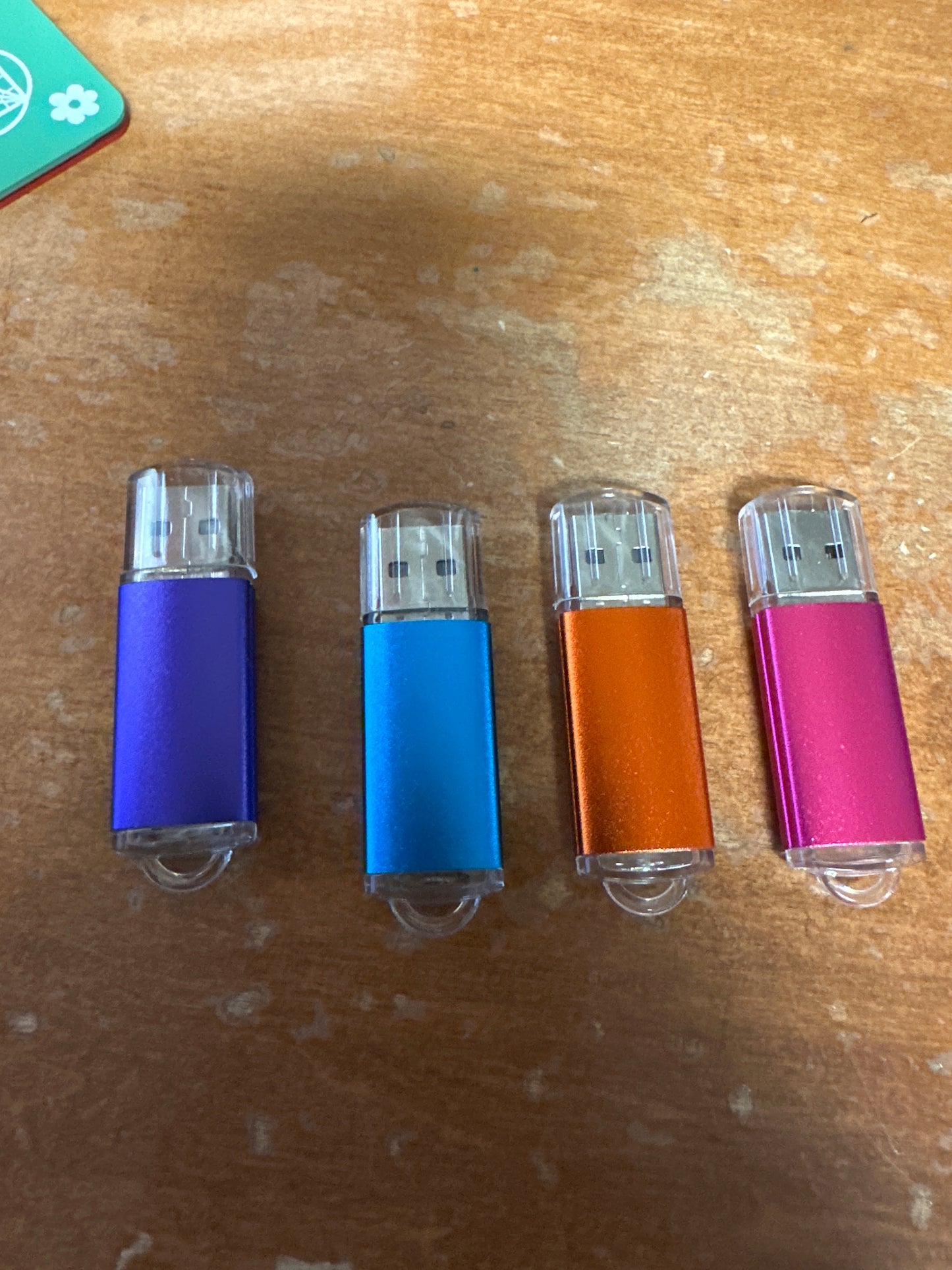 Only 1 USB drive small capacity for embroidery sewing machines 4GB formatted to FAT32 random colors
