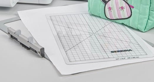 The Medium Sticky Embroidery Hoop has a maximum embroidery area of 16.5 x 26.5 cm (6.5 x 10.4 inch).
The package includes:
10 pre-cut stabilizers
Template for precise placement