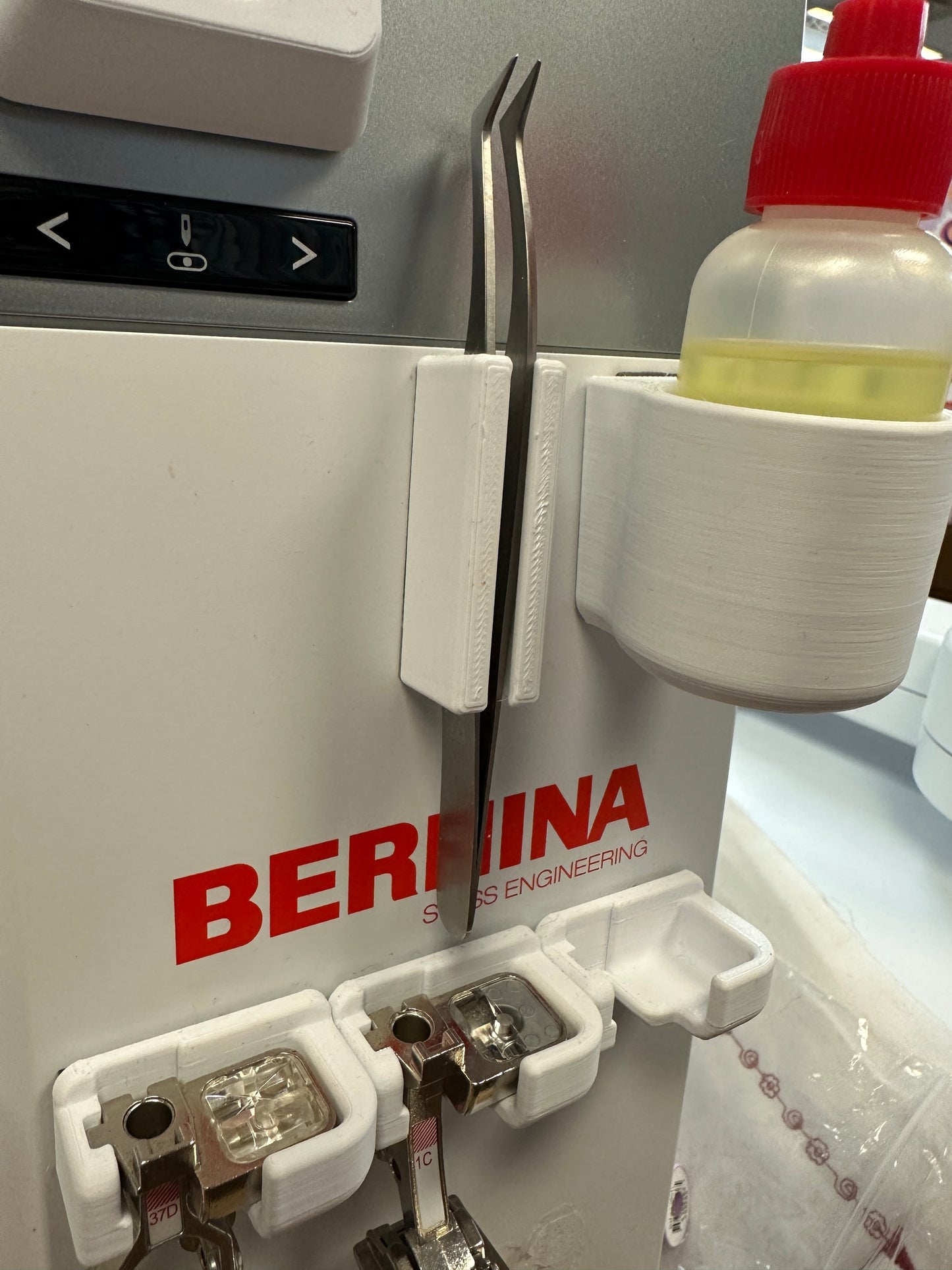 .Bernina Perfect Tweezers holder stick-on
