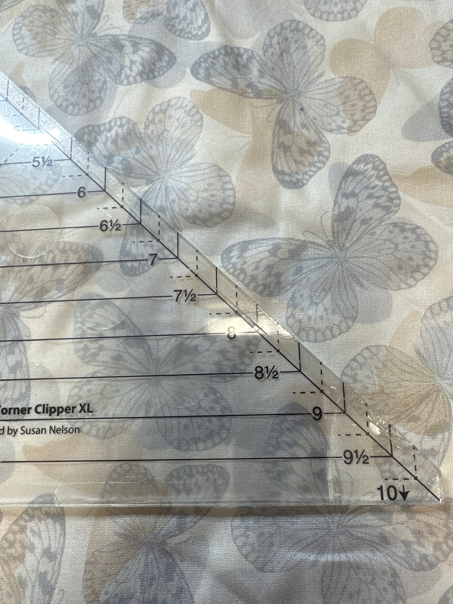 XL Folded corner Clipper x-Large ruler half square triangle tool