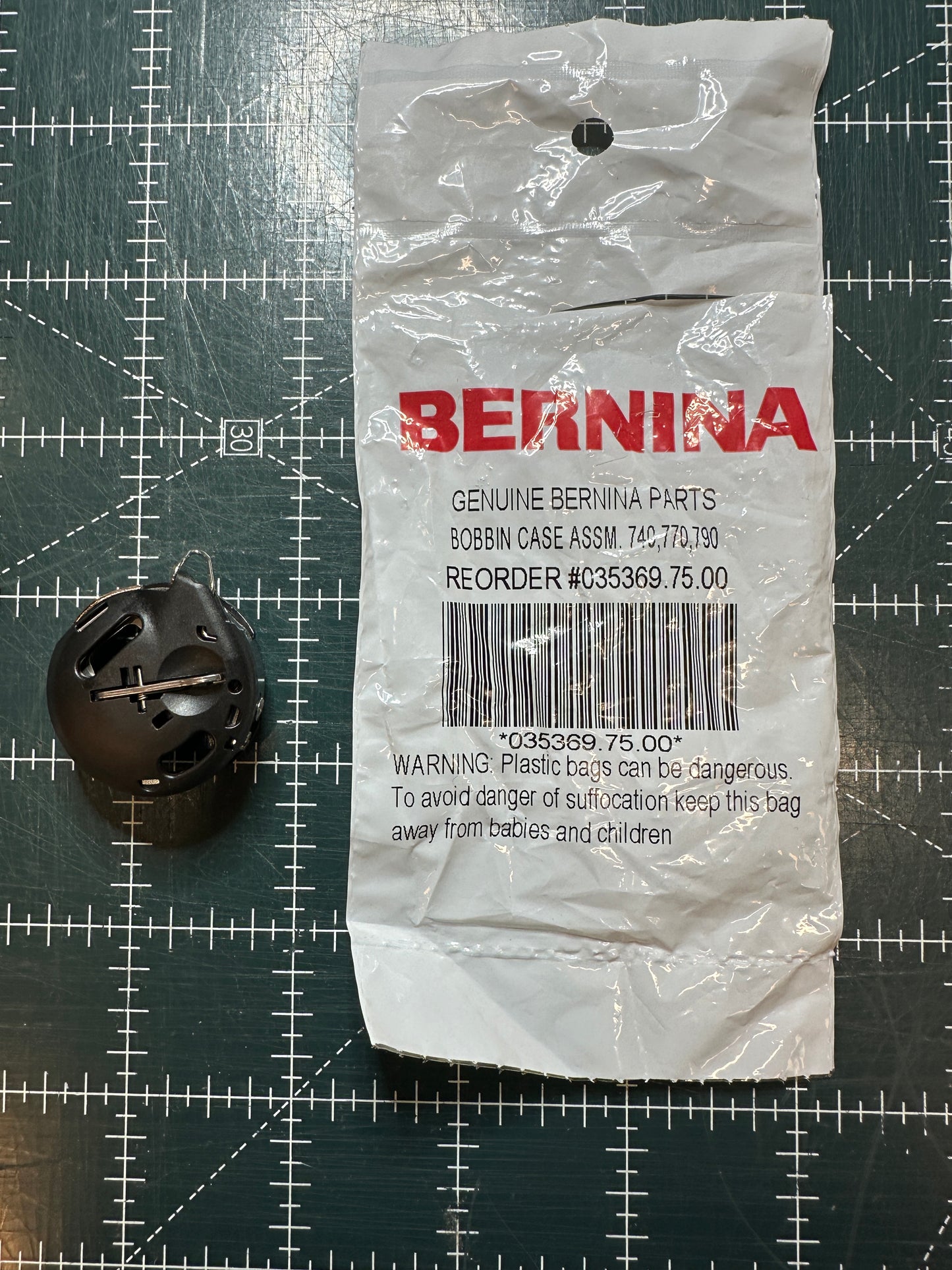 Bernina bobbin case fits 790 770 765 740 735 720 590 570 535 480 475 435