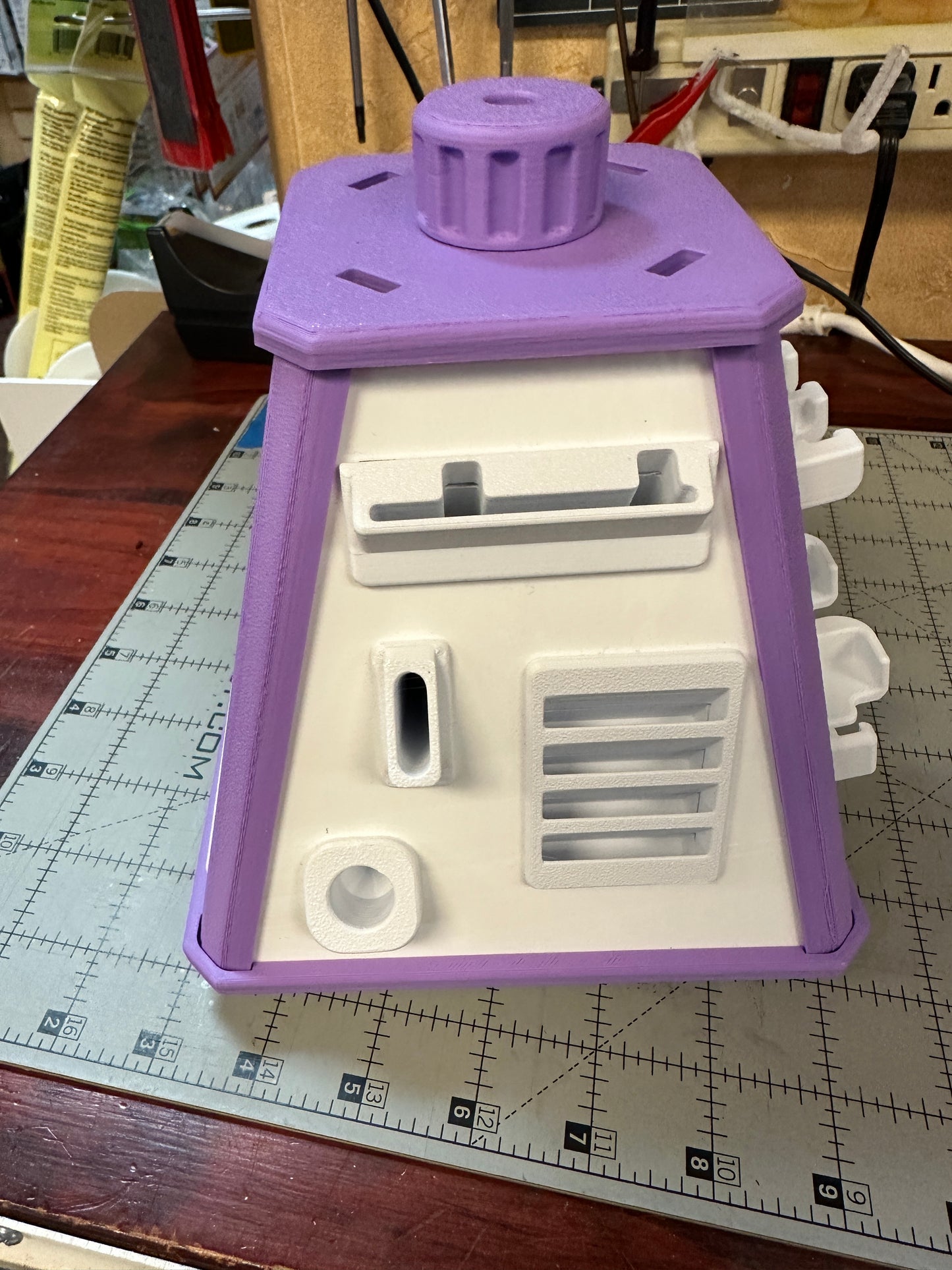 Small spinning accessory pyramid with built in holders